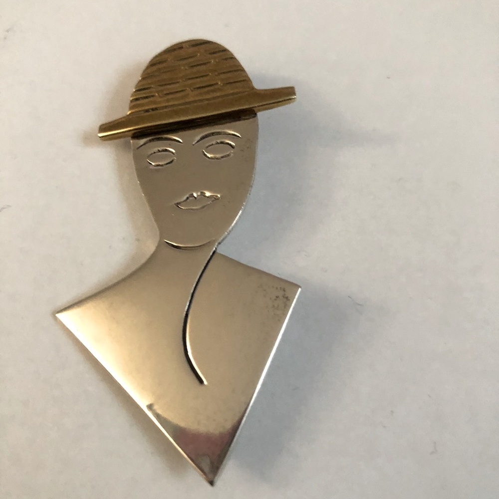 Lady in a hat Brooch - Picture 6 of 6